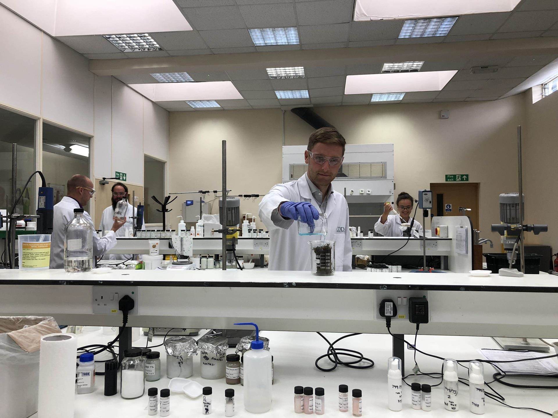 Científico probando una formulación de protección de cultivos