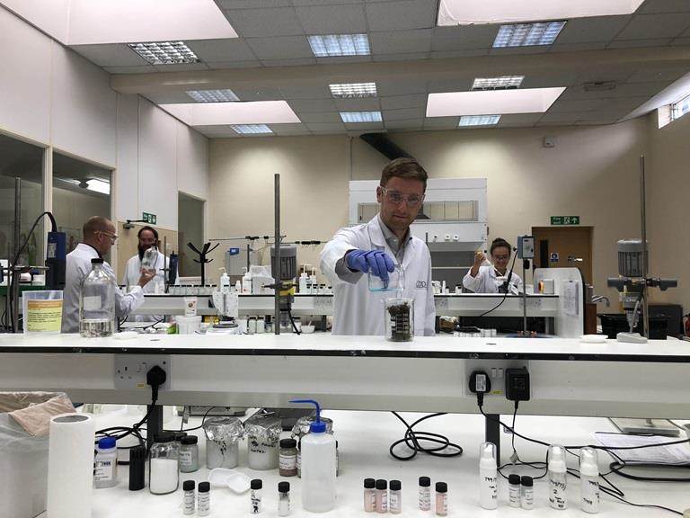 Cientista testar uma formulação de proteção de culturas