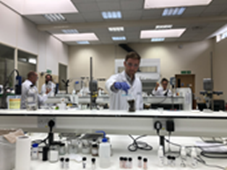 農薬製剤をテストする科学者